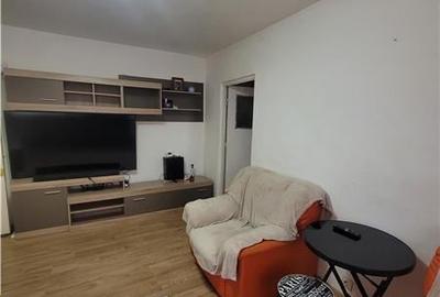 Apartament cu 3 camere semidecomandat, mobilat în Central