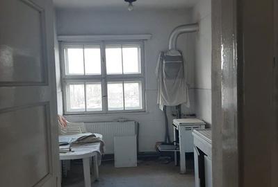 Apartament cu 3 camere semidecomandat în Central - 1