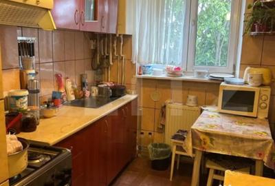 Apartament cu 3 camere semidecomandat, mobilat în Solidarității