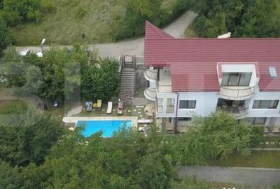 Casă cu 8 camere cu Teren 600 Mp în Noua - 1