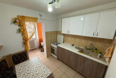 Apartament 3 camere, decomandat, 2 bai, balcon extins cu bucataria - 1