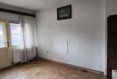 Garsoniera "la casa" , in cartier Noua, suprafata utila 45 mp, teren 138 mp. - 3