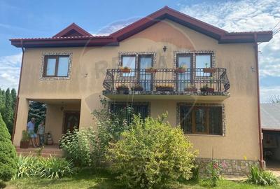 Casă individuală cu 5 camere în Central