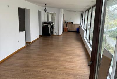 Spațiu comercial, de 100 mp, în Central - 4