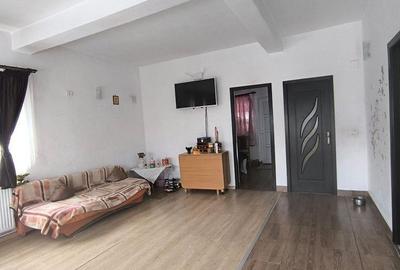 Casă cu 5 camere cu Teren 340 Mp în Holboca - 2