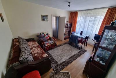 Apartament cu 3 camere semidecomandat, mobilat în Km 4-5