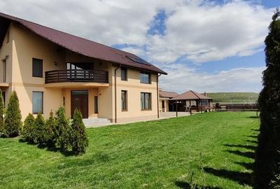 Vind proprietate la Dragomirna pe o suprafață de 2600m2. Casa foi&#537
