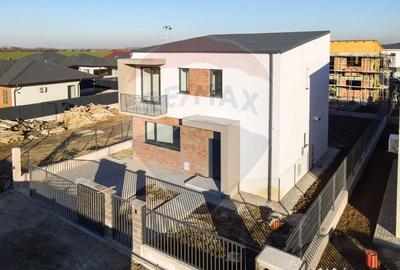 Casă cu 4 camere cu Teren 345 Mp în Tunari