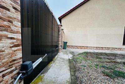 Casa spatioasa cu 5 dormitoare, doua bucatarii si teren de 1 - 10