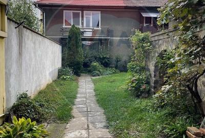 Casă cu 4 camere cu Teren 200 Mp în Central