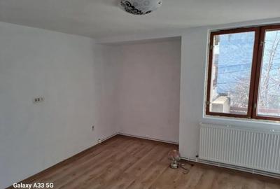 Casă cu 7 camere cu Teren 600 Mp în Central - 3