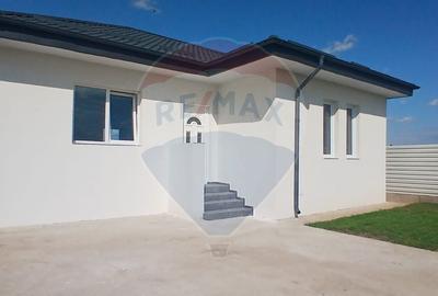 Casa noua, 3 camere + pod, teren 275 mp - Crevedia, gata de mutat