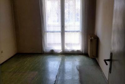 Apartament cu 3 camere semidecomandat în Pajura