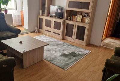Apartament cu 3 camere semidecomandat în Central