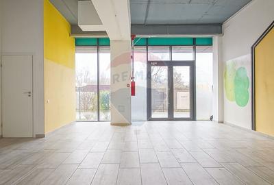 Spațiu comercial, de 46 mp, în Tractorul - 4