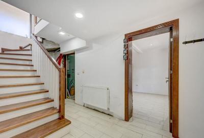 Casa de Maneciu Pamanteni, singur curte - 14