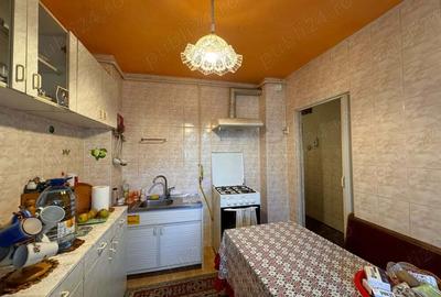 Apartament cu 3 camere decomandat în 22 Decembrie - 8