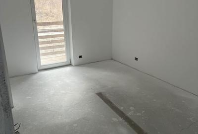 Casă cu 8 camere cu Teren 2100 Mp în Central