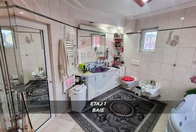 Casă cu 10 camere cu Teren 750 Mp în Central - 39