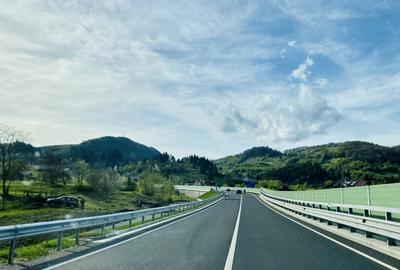 Teren panoramic insorit, utilitati, panta mica si padure, turism sau vacanta - 6