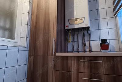 Proprietar vand apartament cu 2 camere etaj 4 - 11