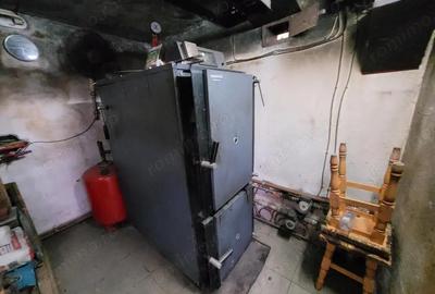 Casa tradi?ionala, mobilata ?i utilata, situata in centrul satului Polovragi - 1