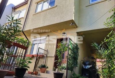 Casă cu 9 camere cu Canalizare în 13 Septembrie - 2