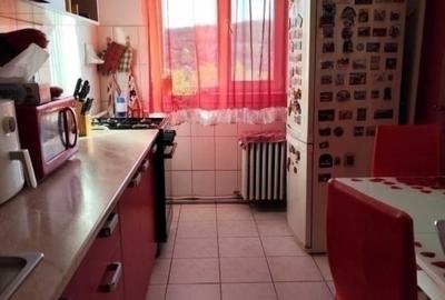 Alexandru - Piata Voievozilor - 3 camere decomandat - etaj intermediar - 4