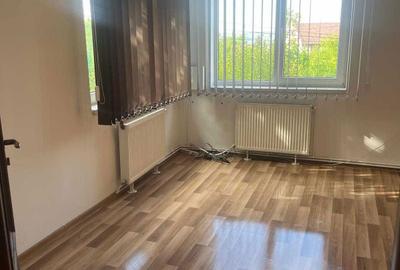 Casă cu 4 camere cu Canalizare în Andrei Mureșanu - 1