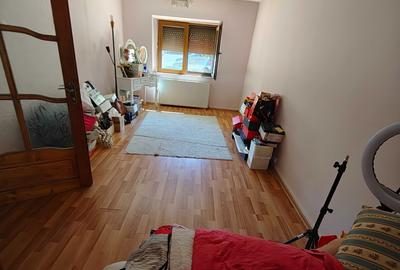 Apartament cu 3 camere semidecomandat în Lotus