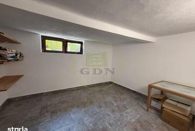 Casă cu 10 camere cu Teren 458 Mp în Central