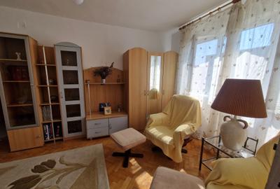 Pe frumoasa strada Platanilor, renumita pentru zona inverzita din jurul blocului - 1