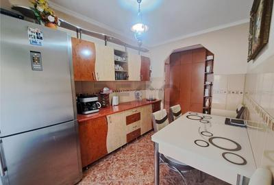 RECO Apartament cu trei camere decomandat - 1