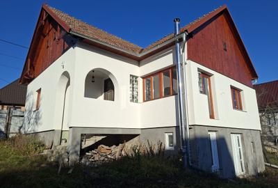 Casă cu 2 camere decomandat în Aluniș - 2