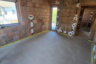 Casă cu 5 camere cu Teren 250 Mp în Florești - 1