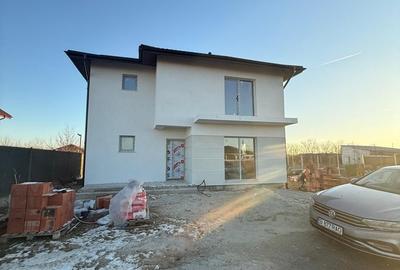 Casă cu 4 camere cu Teren 500 Mp în Central - 2