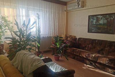 Apartament cu 3 camere decomandat în Școlilor