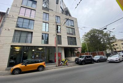 Apartament cu 2 camere semidecomandat, mobilat în P-ța Victoriei
