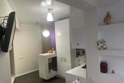 De vanzare o camera in zona Centrului Civic - 2