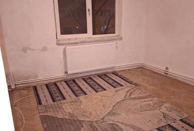 Apartament cu 3 camere semidecomandat în Cet