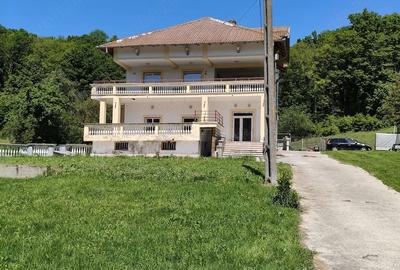 Casă cu 3 camere cu Teren 1600 Mp în Bascov - 1