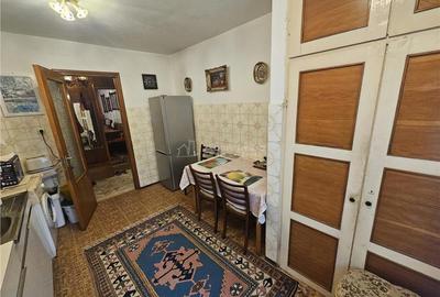 Apartament cu 4 camere decomandat în Micro IV - 14