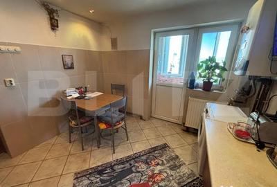 Apartament cu 3 camere decomandat, mobilat în Micro 5
