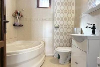 Casa Mobilata si Renovata, Situata intr-o Zona Excelenta in Navodari - 11