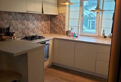 Apartament cu 3 camere semidecomandat în Tineretului