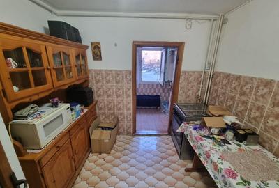 Apartament cu 3 camere decomandat, mobilat în Casa de Cultură