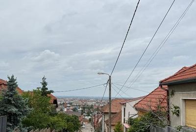 Casă cu 3 camere cu Teren 400 Mp în Central - 1