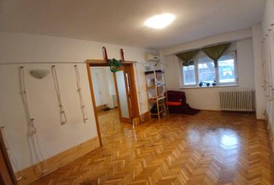 Apartament cu 4 camere decomandat în Decebal