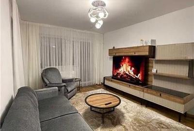 Apartament cu 3 camere decomandat în Tractorul