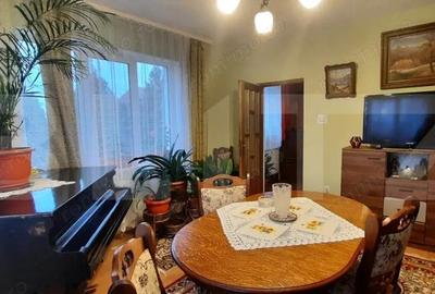 Doua case de vanzare in curte comuna,zona Titulescu Satu Mare - 10